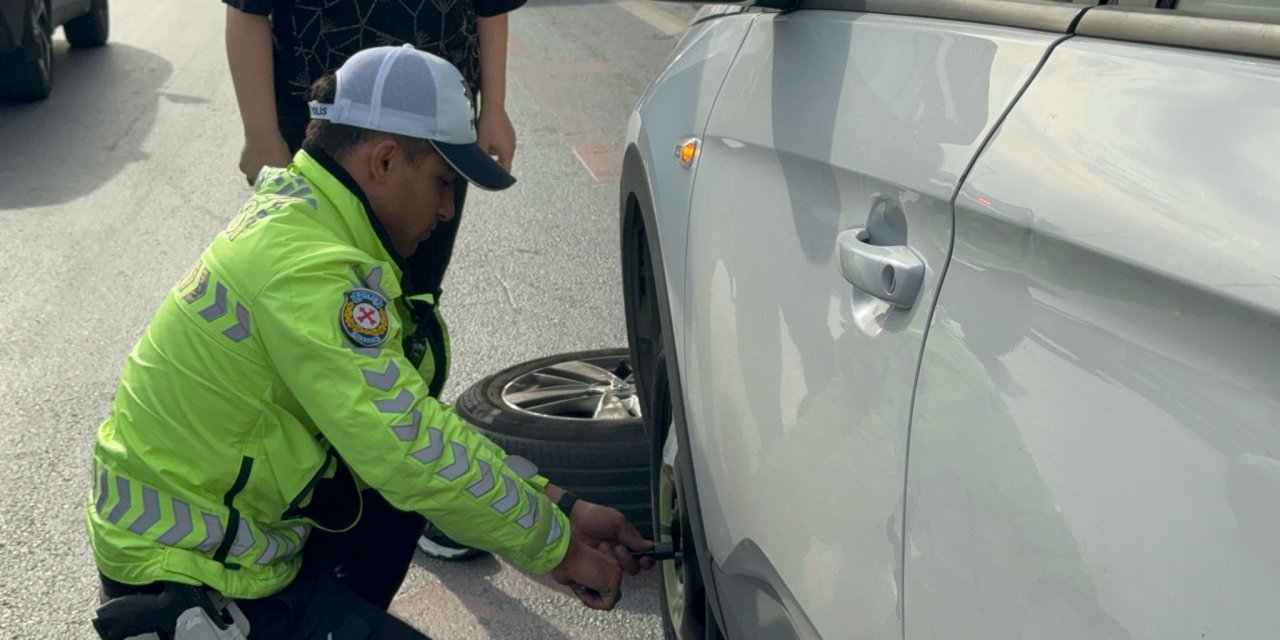 Bahçelievler’de Lastiği Patlayan Sürücünün Yardımına Trafik Polisleri Koştu
