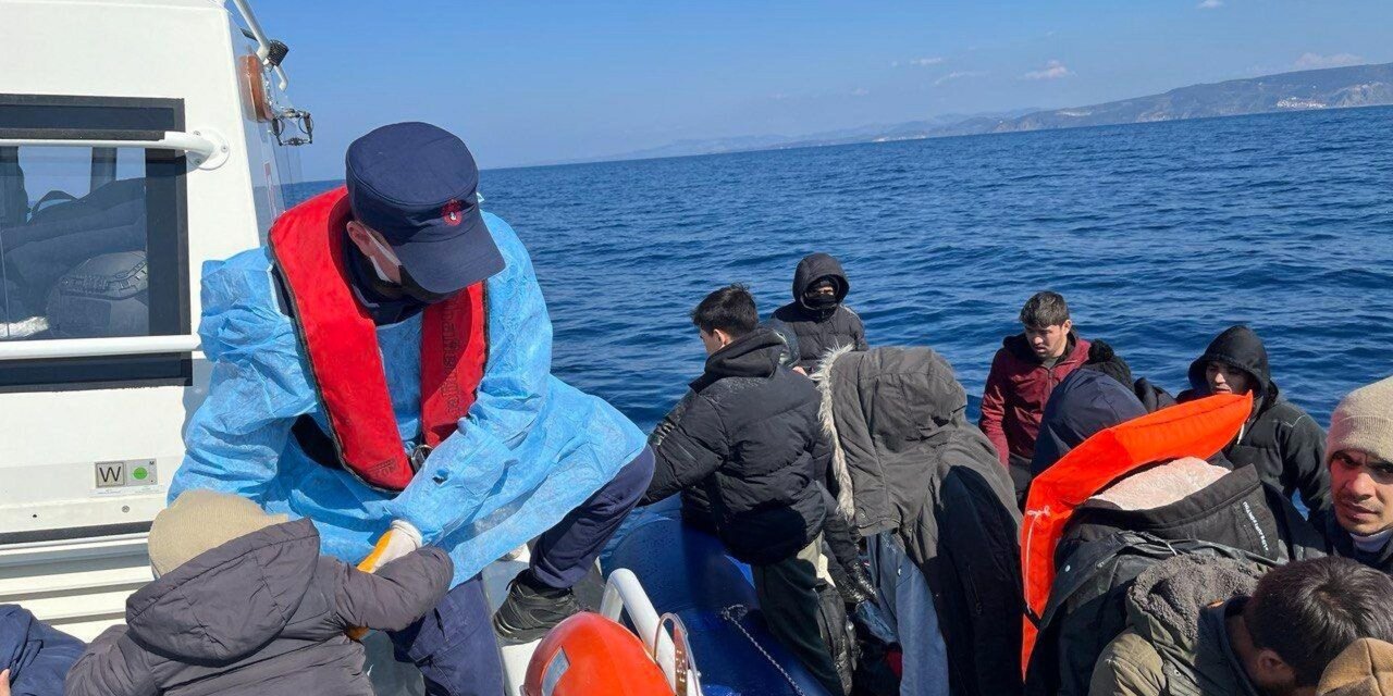 Yunanistan'ın Geri İttiği Lastik Bottaki 17'si Çocuk 40 Göçmen Kurtarıldı