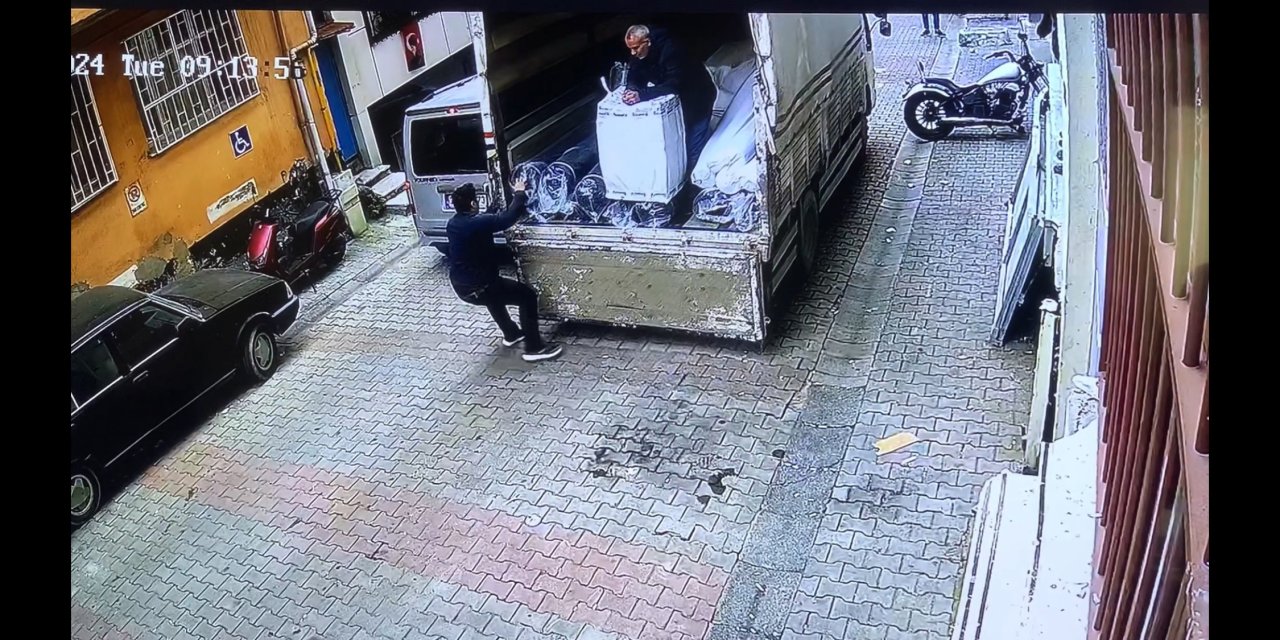 Kağıthane'de Kayan Kamyoneti Durdurmaya Çalışırken, İki Araç Arasında Kaldı