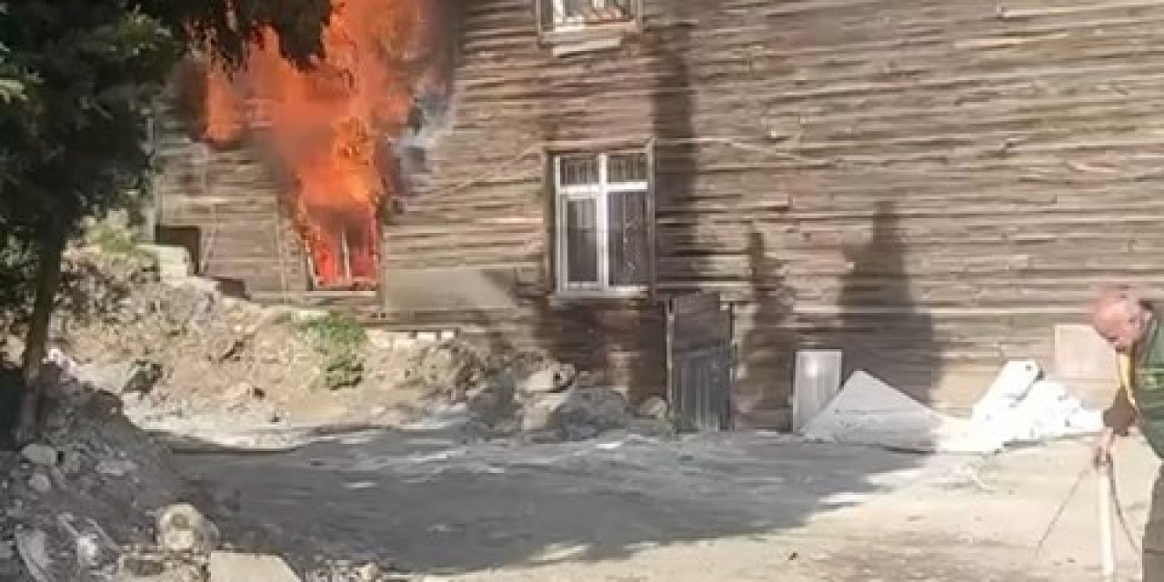 Beyoğlu'nda Ahşap Binada Yangın - 2