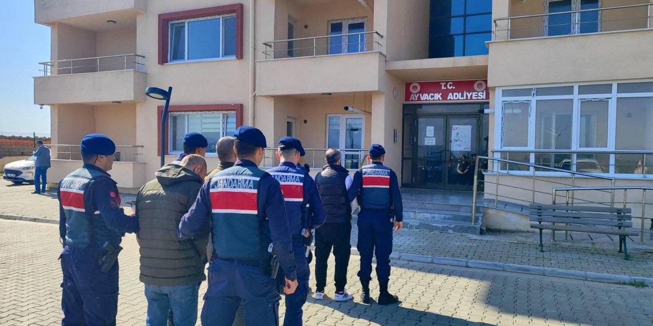 Çanakkale'de 9 Kaçak Göçmen Yakalandı, 2 Organizatör Tutuklandı