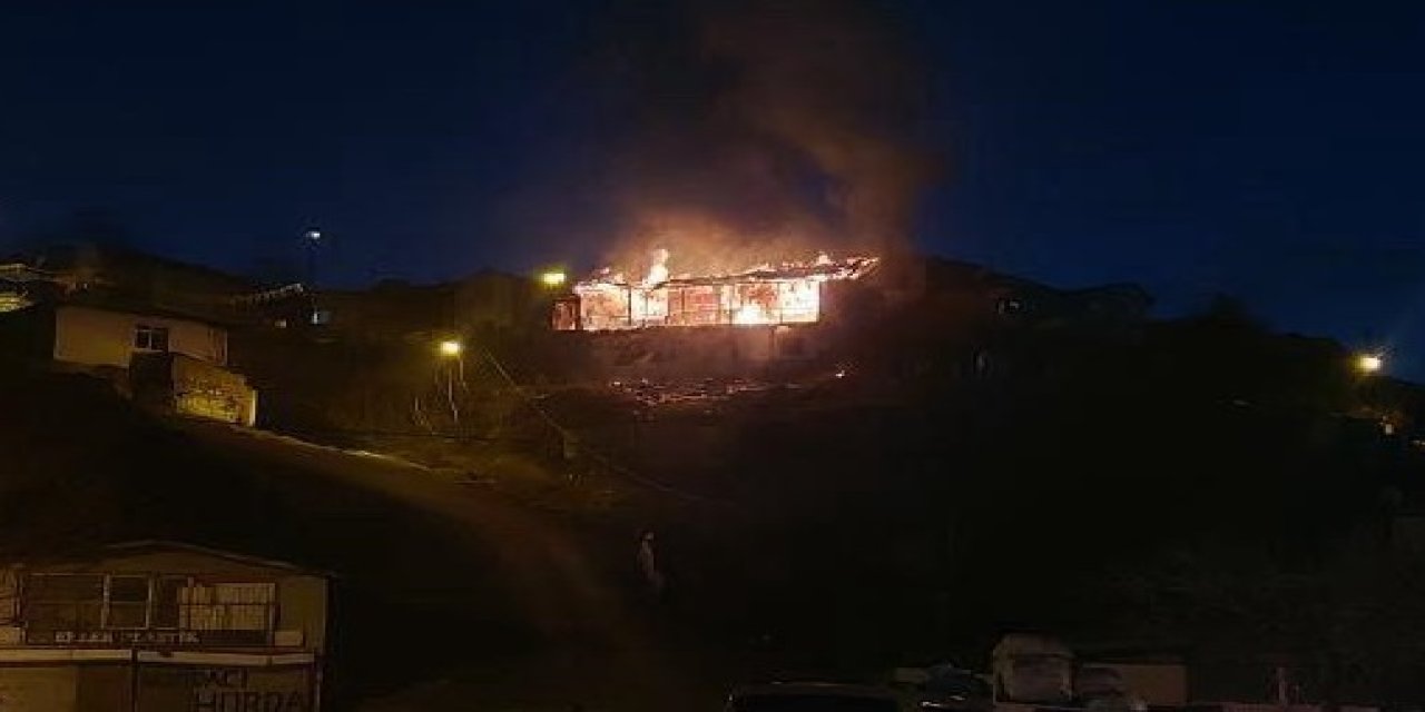 Gecekonduda Çıkan Yangında Küle Döndü