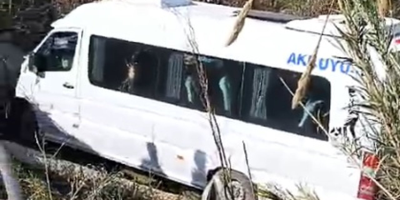 Mersin'de Otomobille Çarpışan Yolcu Minibüsü Dereye Yuvarlandı: 1 Ölü, 13 Yaralı