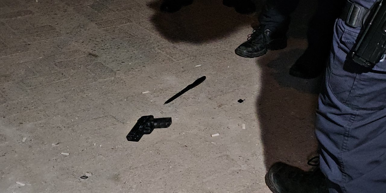 Tabanca Ve Bıçak İle İntihar Girişiminde Bulundu, Eşi Gelince Teslim Oldu