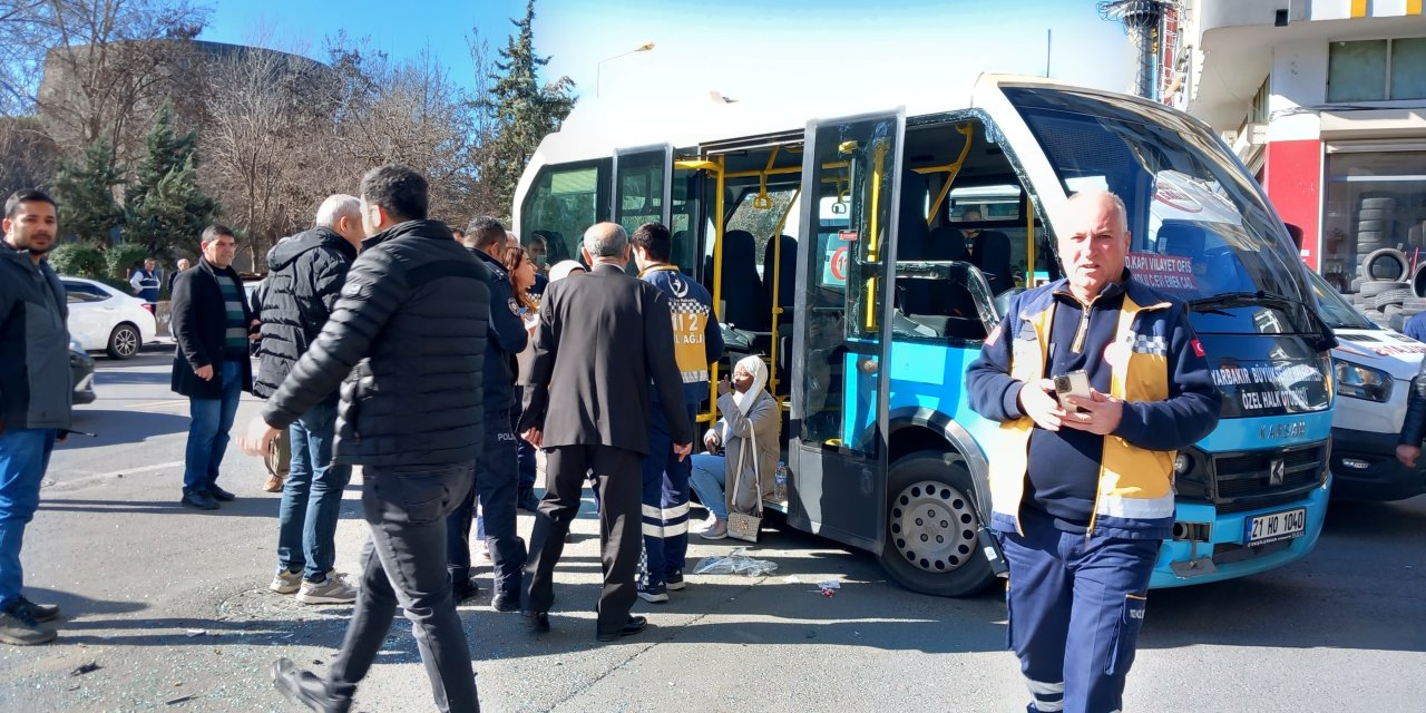 Diyarbakır'da 2 Minibüs Kafa Kafaya Çarpıştı: 3'ü Ağır, 8 Yaralı