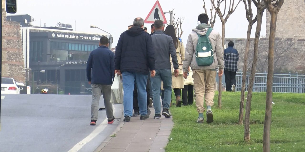 Tramvay Yolunda Kaza; Yolcular Yürümek Zorunda Kaldı