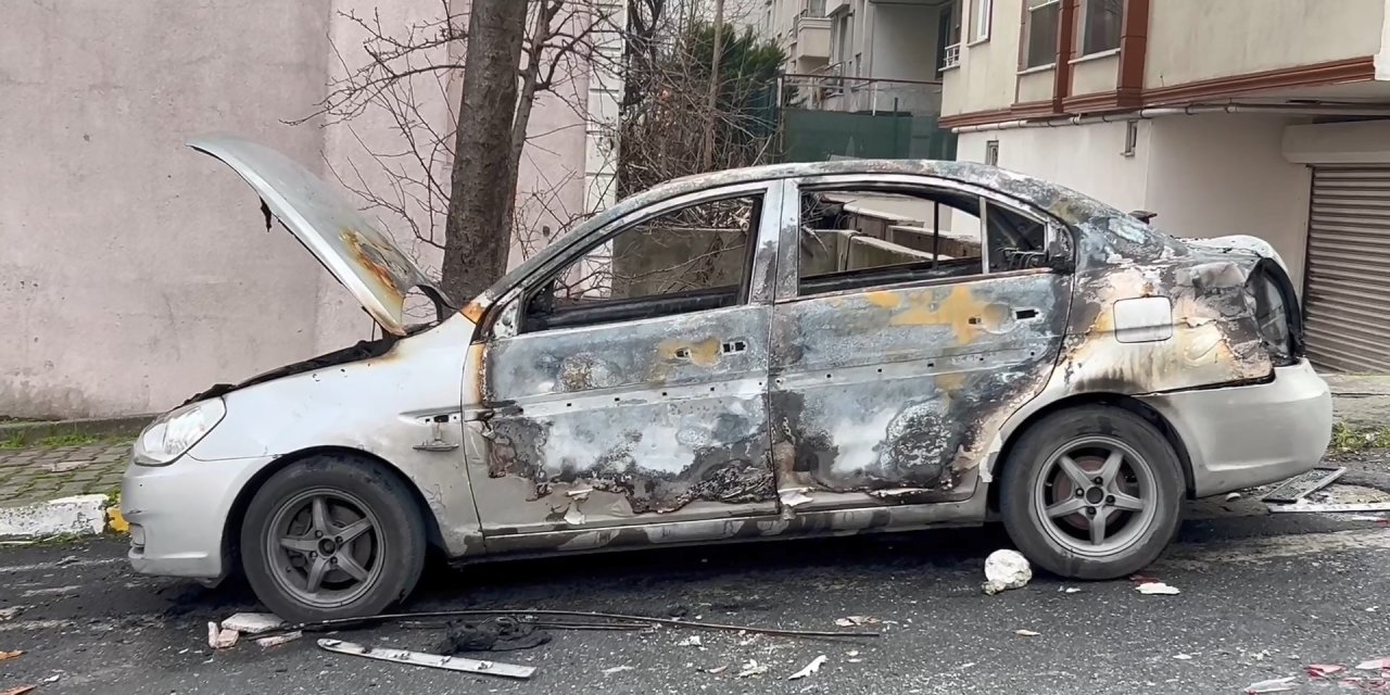 Beylikdüzü’nde 14 Yaşındaki Çocuk Bıçakladığı Adamın Arabasını Yaktı