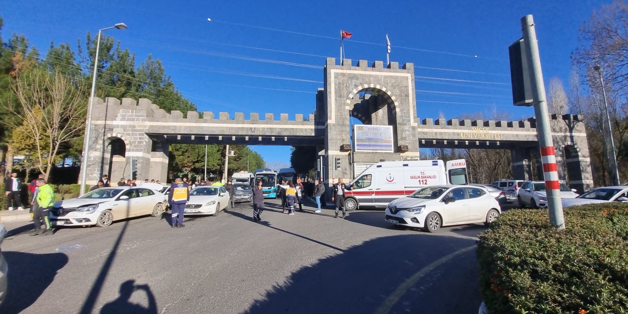 Diyarbakır’da 6 Aracın Karıştığı Zincirleme Kaza: 2’si Ağır, 18 Yaralı