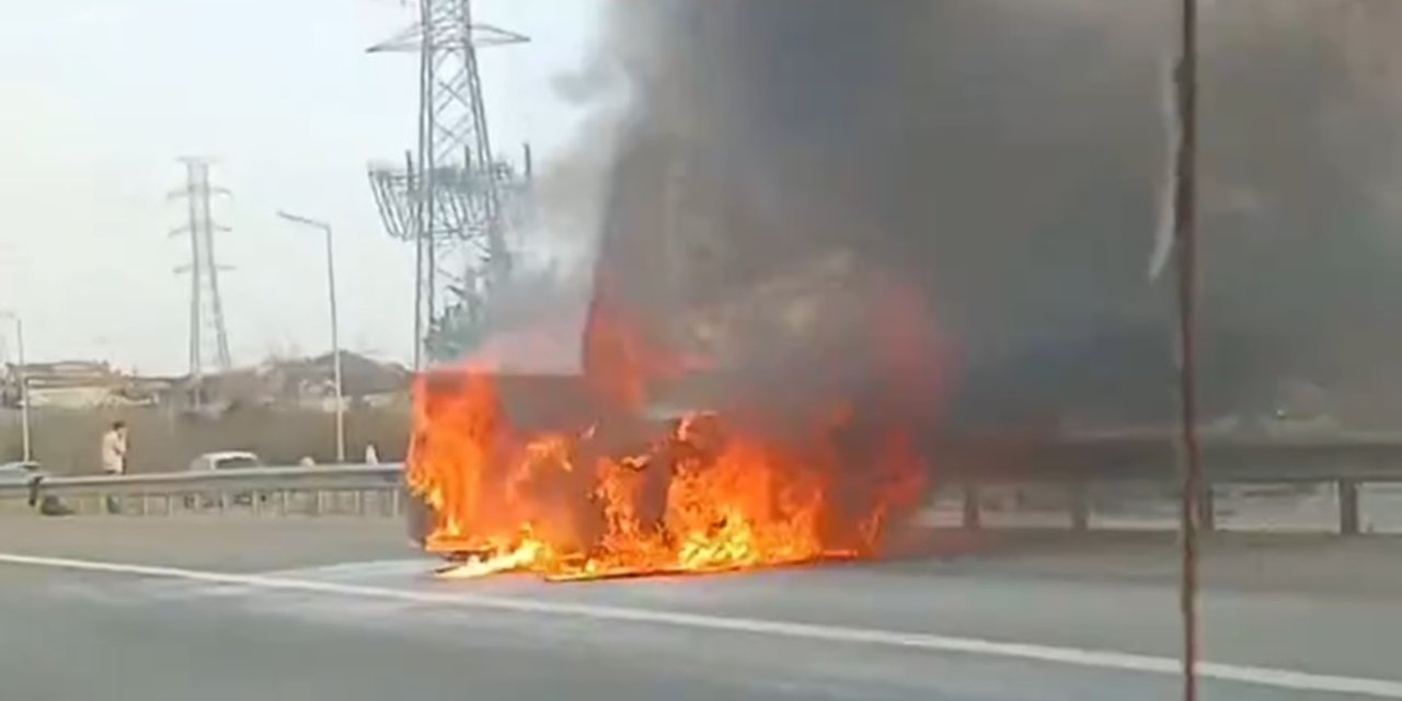 Ümraniye'de Seyir Halindeki Otomobilde Yangın Çıktı