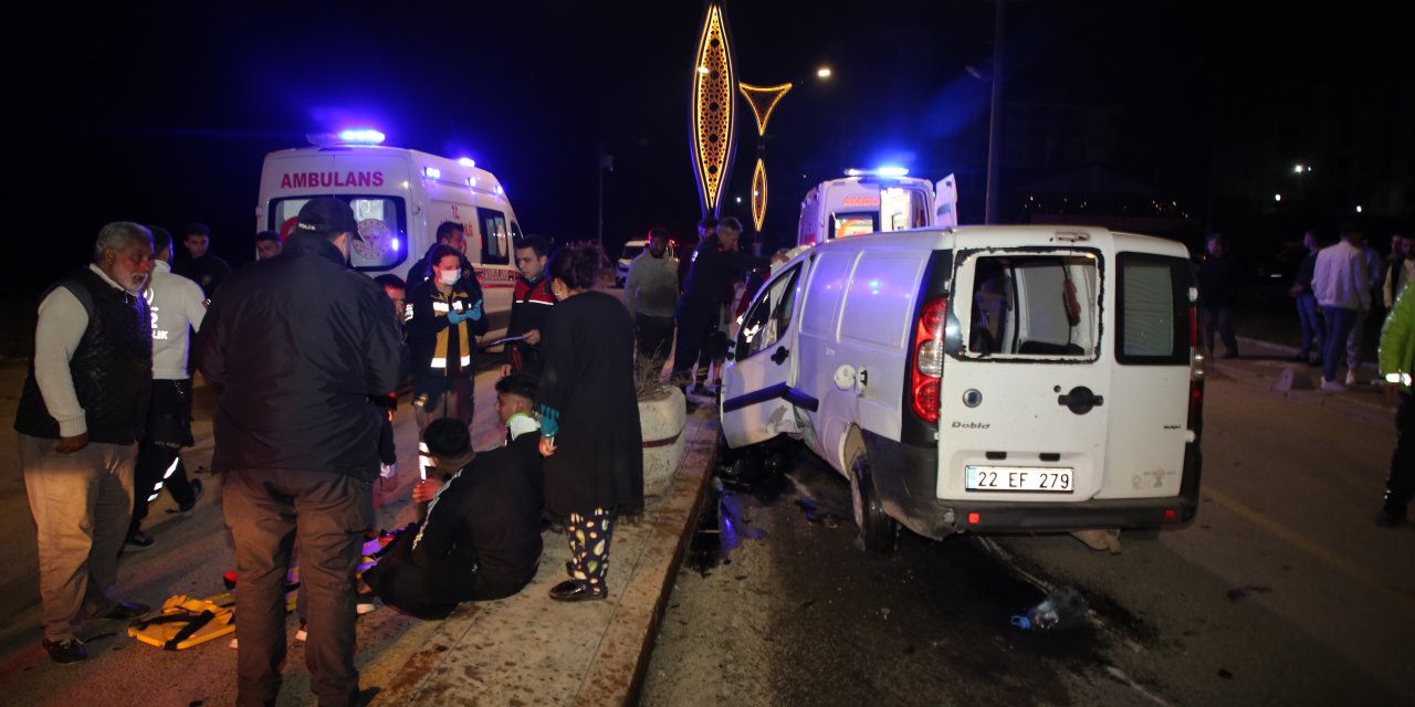 Edirne'de Hafif Ticari Araç Beton Elektrik Direğine Çarptı, Mahallenin Elektriği Kesildi; 4 Yaralı