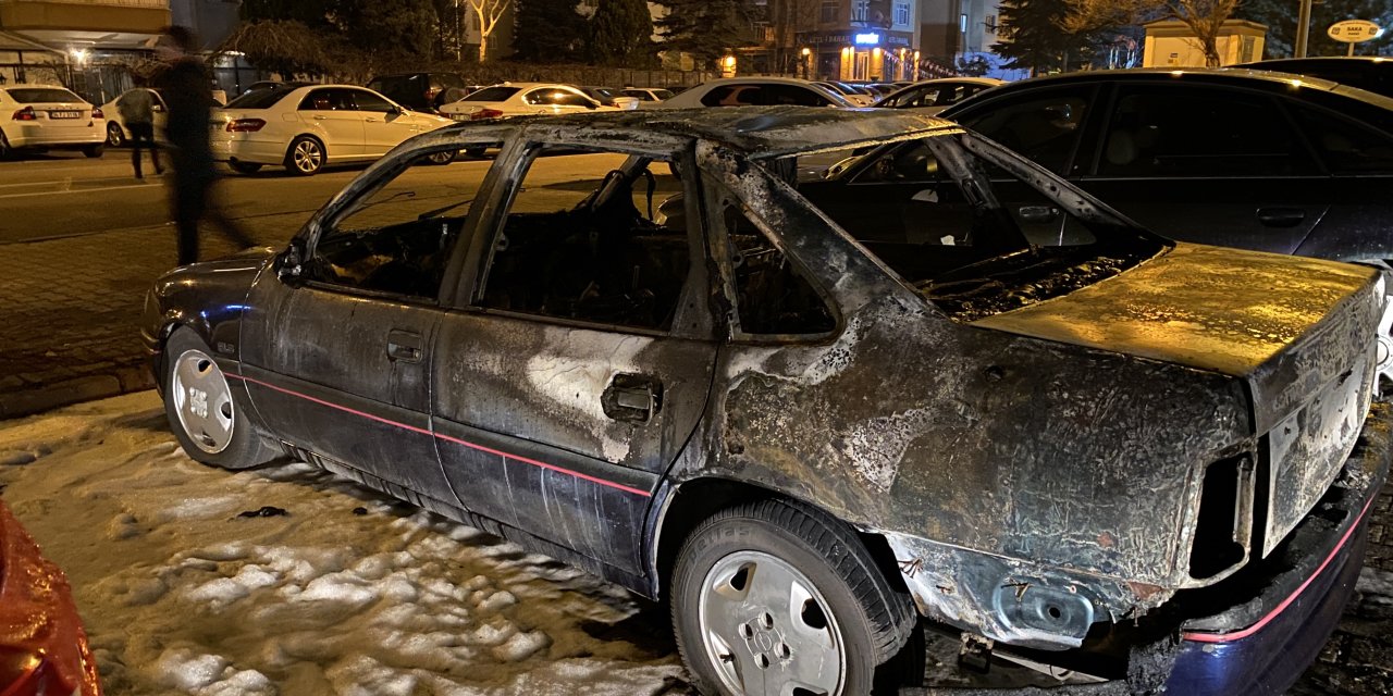 Park Halindeki Otomobil Yandı: 2 Yaralı