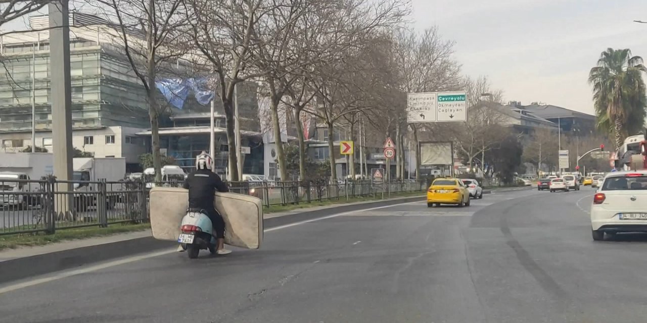 Beyoğlu'nda Trafikte Motosikletle Yatak Taşıdı