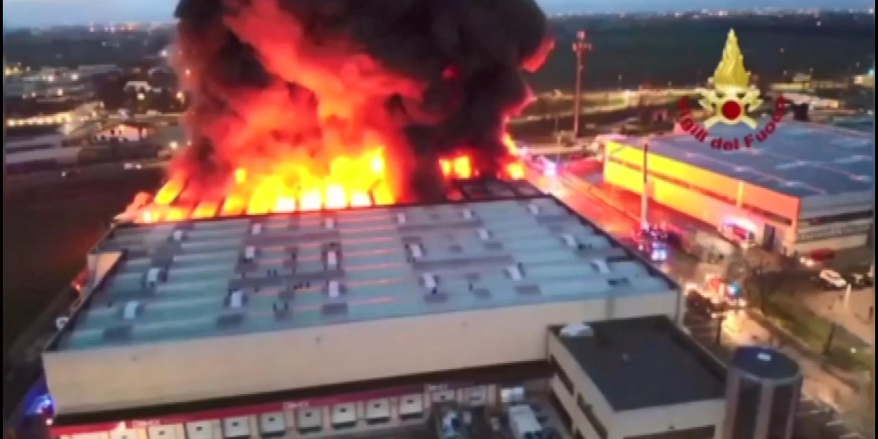 İtalya’da Nakliye Şirketi Binasında Yangın