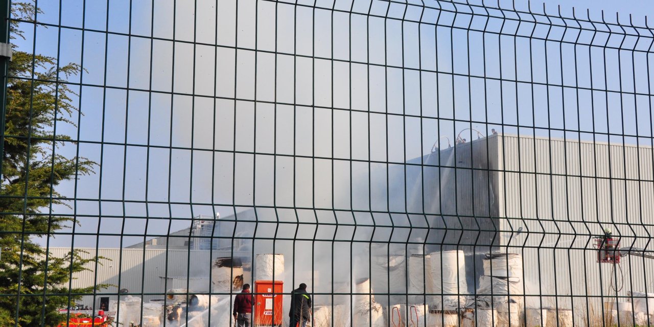 Manisa'da Kağıt Fabrikasının Bahçesinde Yangın (2)