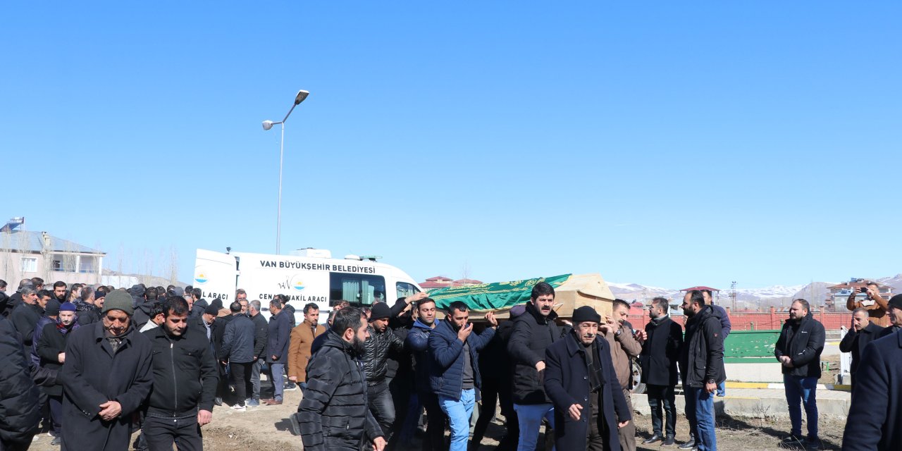 Nişan Öncesi Kazada Ölen 2 Kardeş, Yan Yana Son Yolculuklarına Uğurlandı