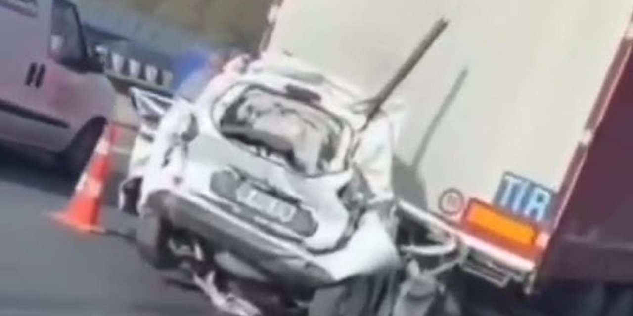 Kazada, 2 Tır'ın Arasında Sıkışan Hafif Ticari Aracın Sürücüsü Öldü