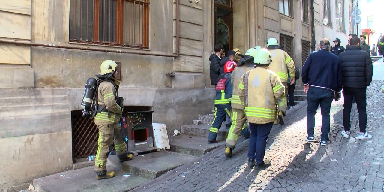 Beyoğlu'nda Okulda Duman Paniği