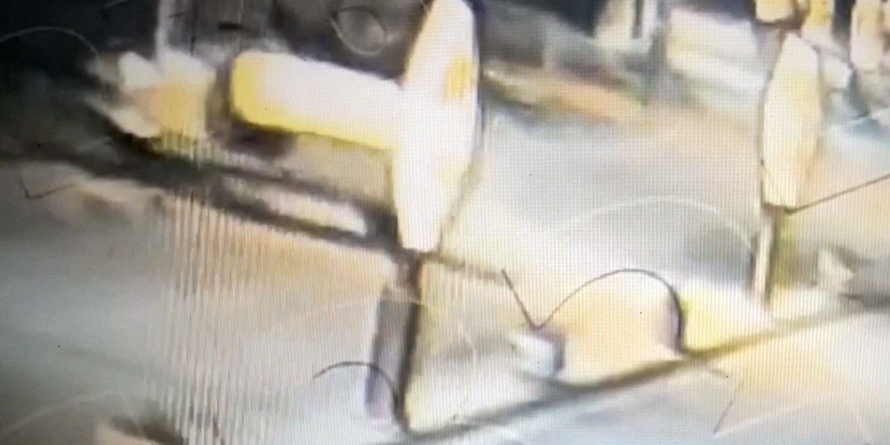 Edirne'de Hafif Ticari Aracın Direğe Çarptığı Kaza Kamerada