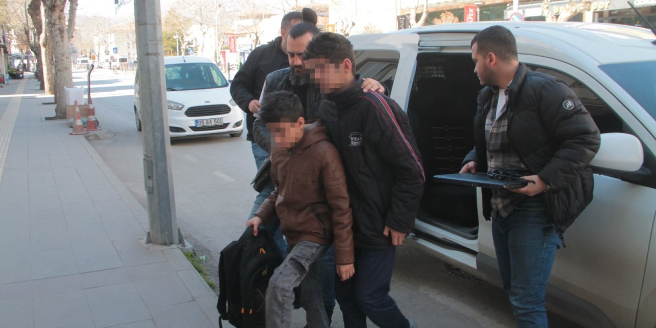 Tarihi Camiden Hırsızlık Şüphelisi 2 Çocuk Yakalandı