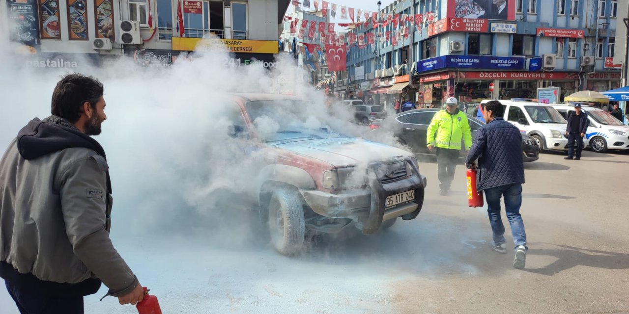 Kamyonet Alev Aldı; Yoldan Geçen İtfaiye Amiri Müdahale Etti
