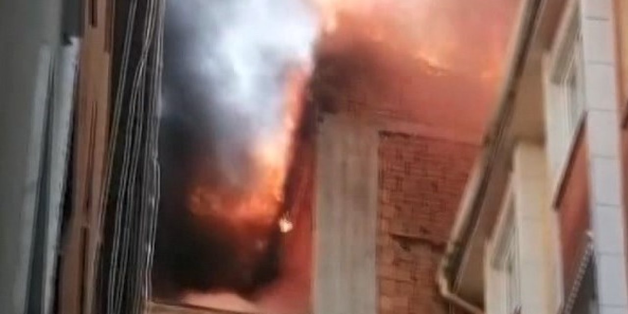 Esenyurt'ta Çatıda Başlayan Yangın Yan Binalara Da Sıçradı