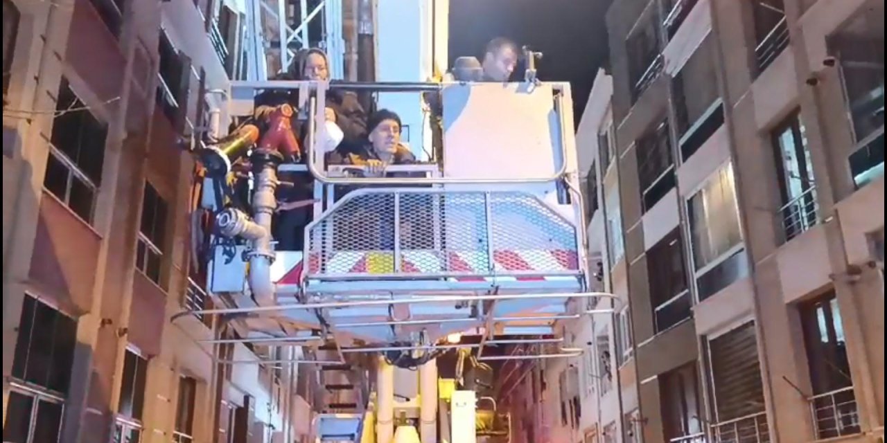 Garajda Yangın Çıktı; Binalardan 60 Kişi Tahliye Edildi