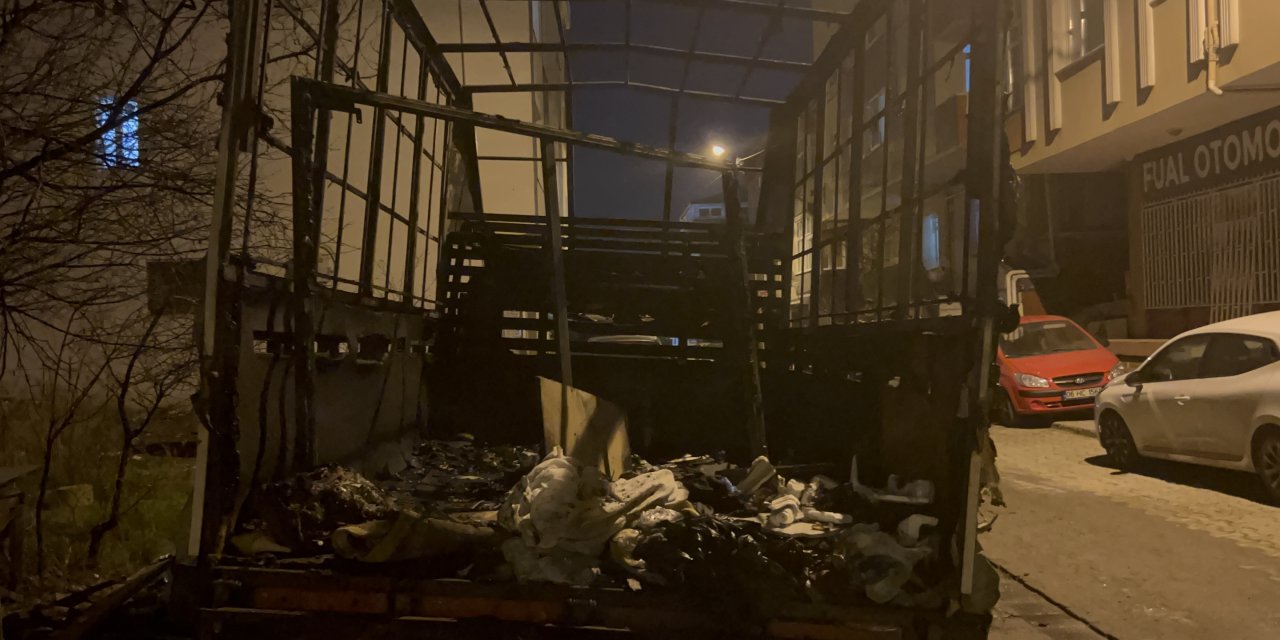 Ataşehir'de Park Halindeki Hurda Kamyonet Alev Alev Yandı