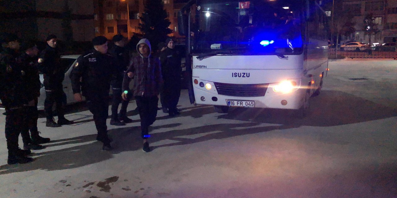 İnegöl'de Suriye Uyruklu 30 Kaçak Göçmen Yakalandı