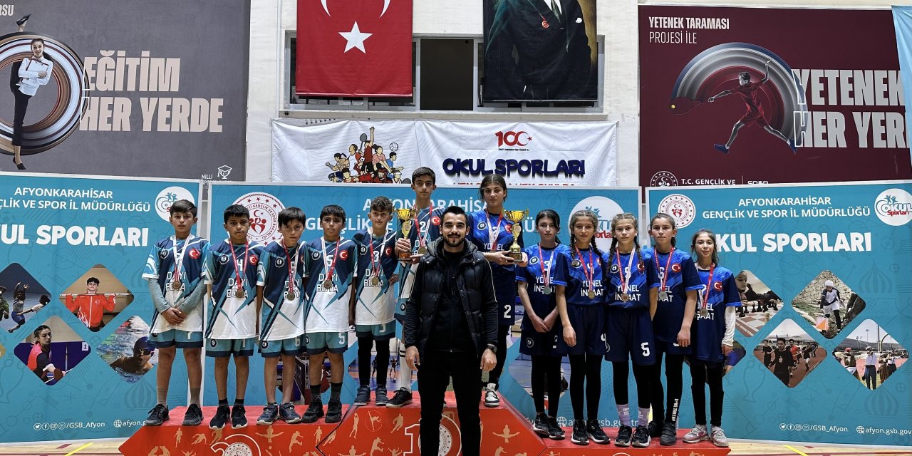 İki Lastik Toptan Altın Madalyalı Öğrencilere