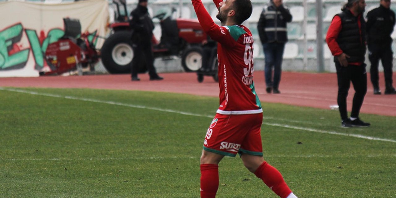 Karşıyaka'da Cenk Ahmet Dönüyor