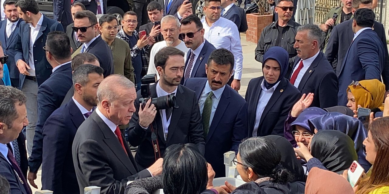 Erdoğan, Cuma Namazını Antalya'da Kıldı