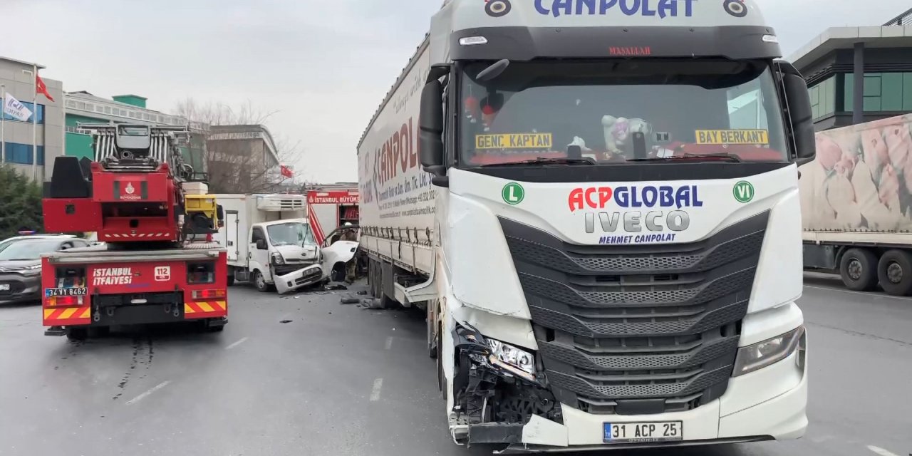 Esenyurt'ta Kamyonet Tır'a Çarptı