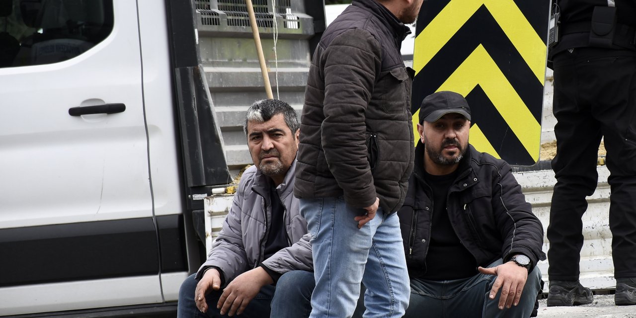 Sarıyer'de Kamyon Devrildi; Kasasındaki Pres Makinesi Yola Savruldu