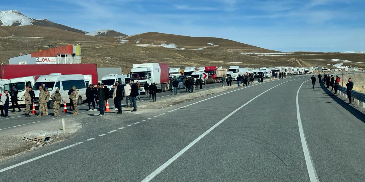 Çığ Sonrası Van- Hakkari Kara Yolunda Kontrollü Patlatma Yapıldı