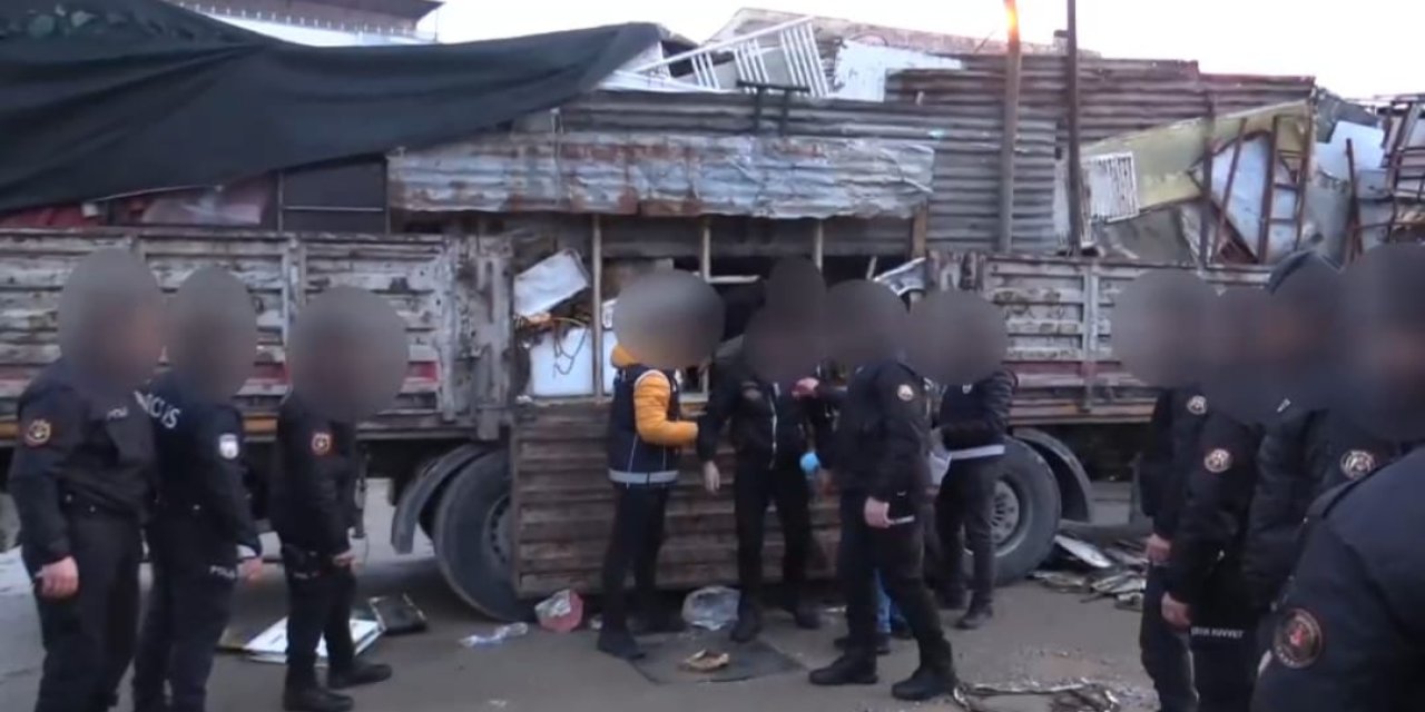 Tır Dorsesindeki Gizli Bölmede 49 Kaçak Göçmen Yakalandı