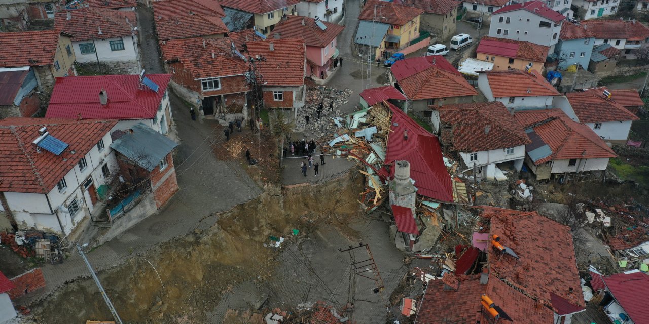 Tokat'ta, Heyelanda 900 Nüfuslu Köy İkiye Ayrıldı