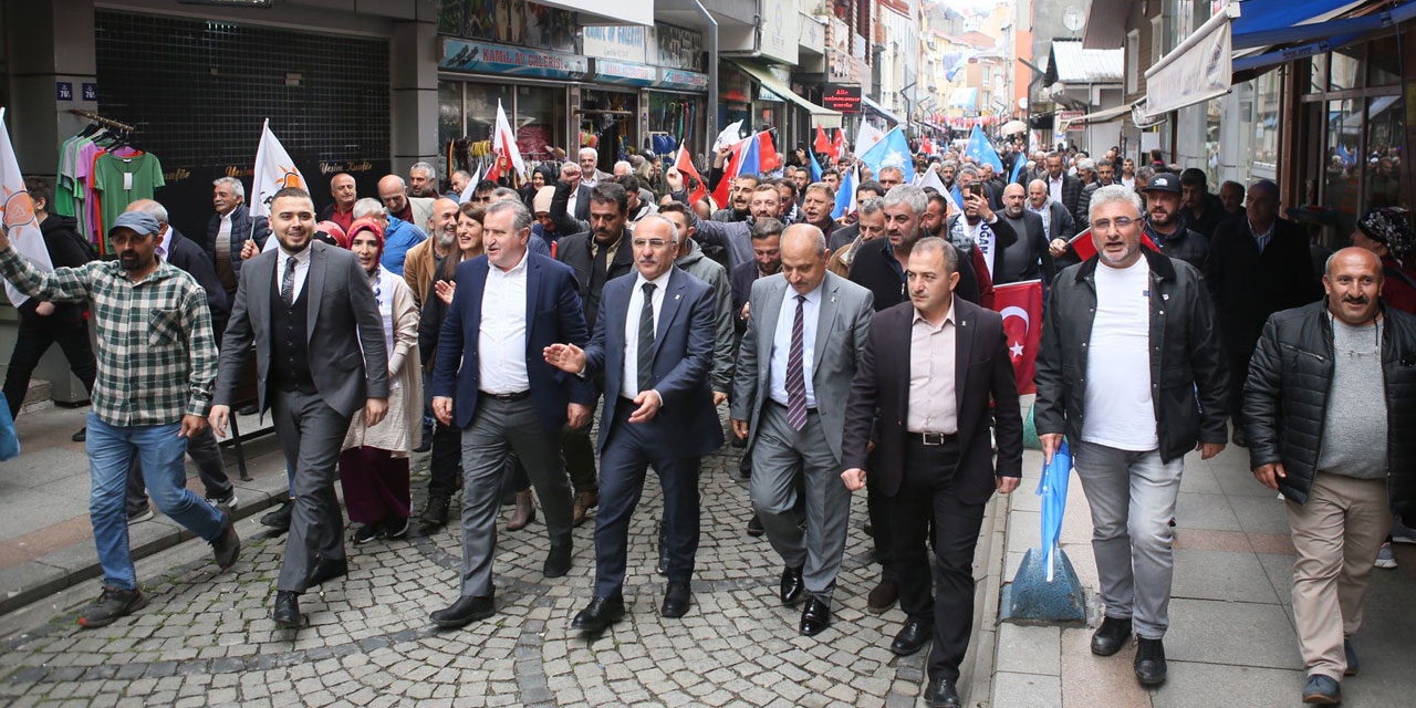 Rize'de Pazar ve Fındıklı AK sevgi yürüyüşlerine yoğun katılım