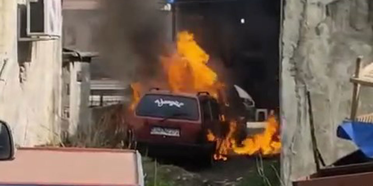 Rize'de Park Halindeki 2 Otomobil Yandı; O Anlar Kamerada