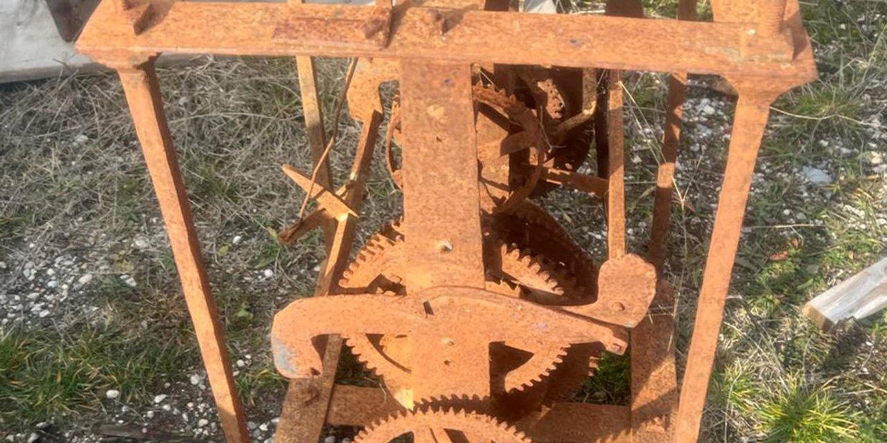 142 Yıllık Saat Kulesinin 10 Yıldır Kayıp Mekanizması, Depoda Paslanmış Halde Bulundu