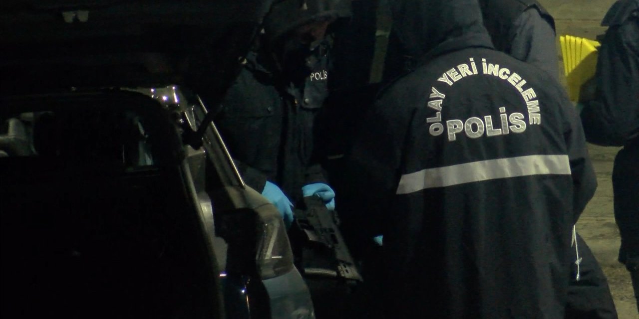 Sultangazi'de Cipten Otomatik Silahla Havaya Ateş Açan Şüpheliler Kaza Yapıp Kaçtı