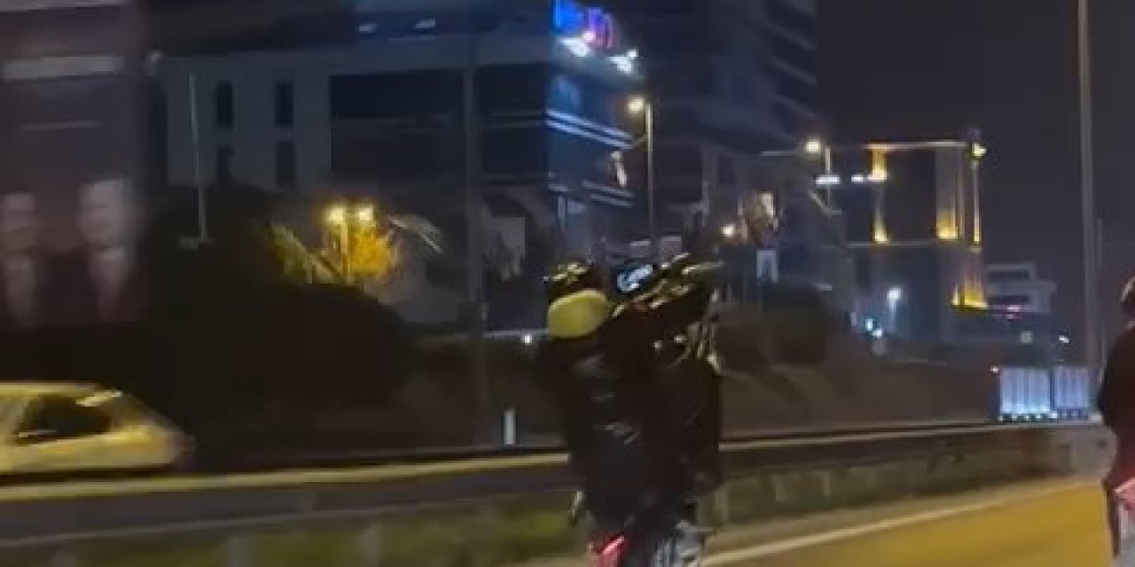Maltepe D-100'de Tek Teker Giden Motosikletli Trafiği Tehlikeye Attı