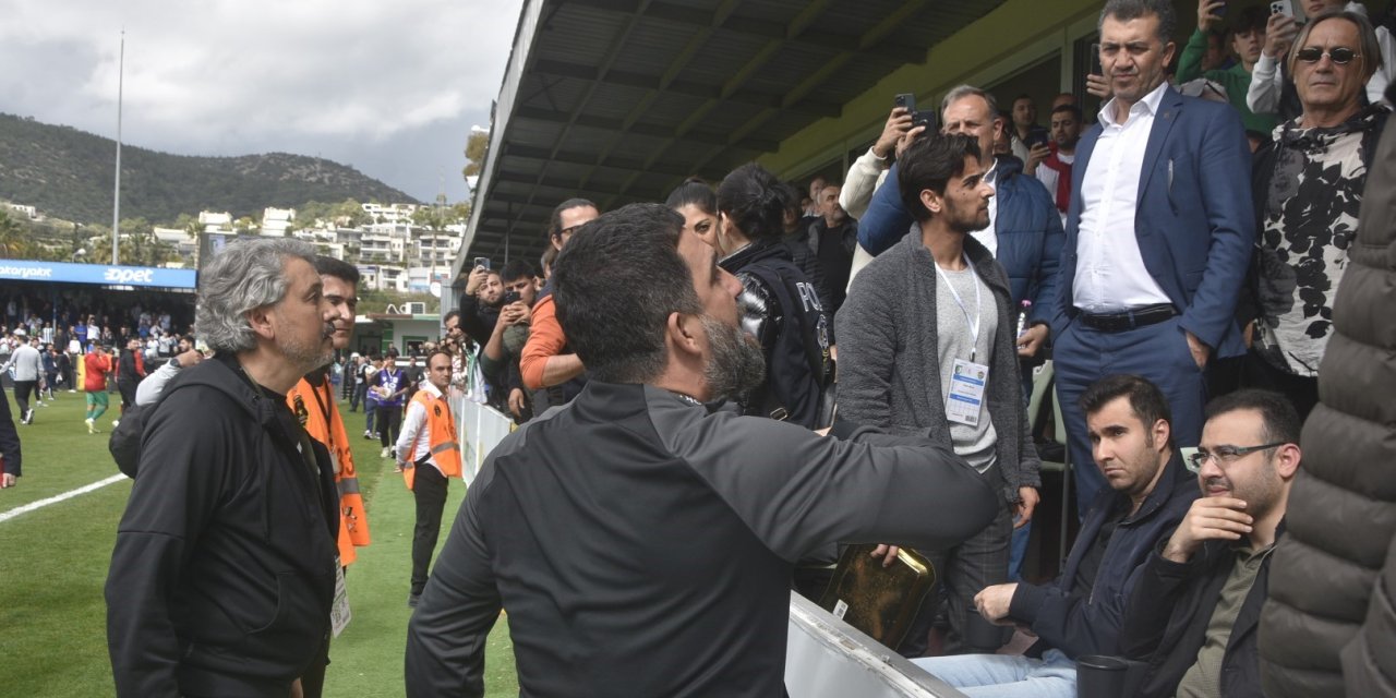 Bodrum Fk-eyüpspor Maçında Büyük Gerginlik, Başkanlar Yatıştırmak İçin Sahaya İndi