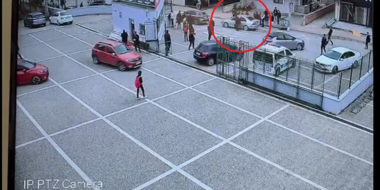 Ehliyetsiz Sürücünün Aracının Peşinden Koşan Polisin Düşüp Yaralandığı Olay Kamerada