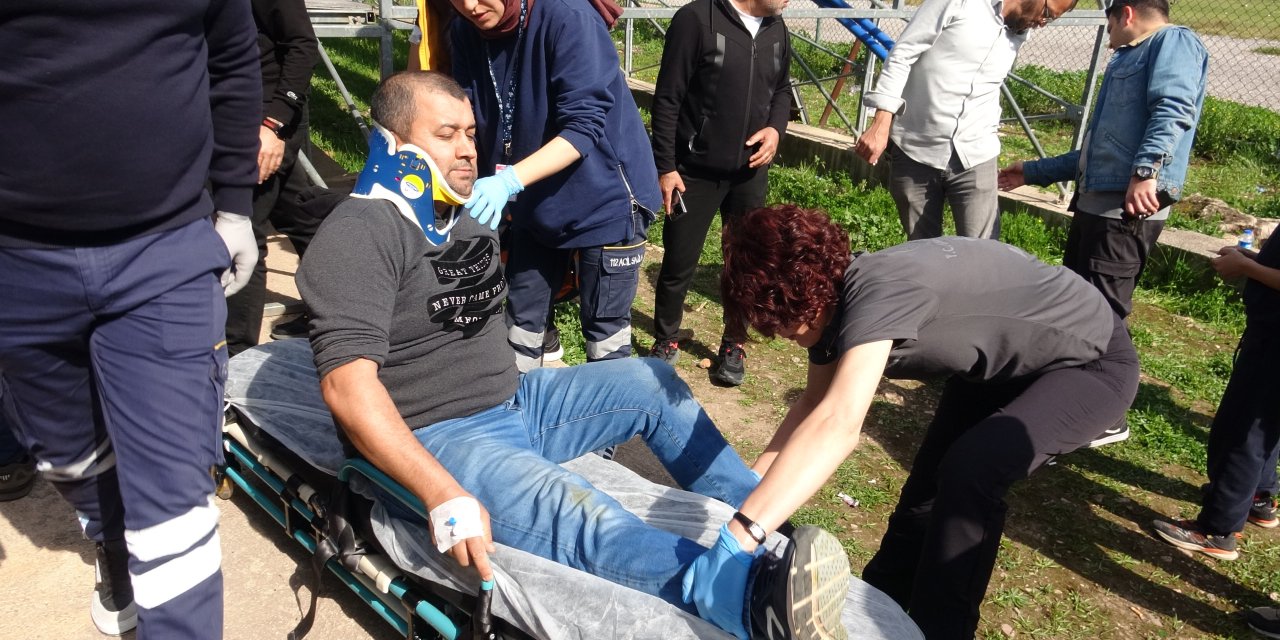 Tahta Plakanın Çökmesiyle Tribünden Düşen 3 Seyirci Yaralandı