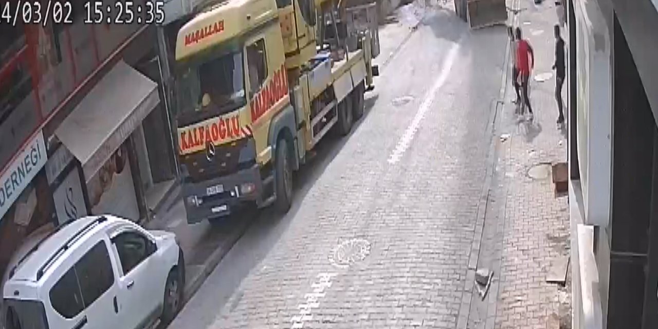 Esenyurt'ta Cami Minaresi Böyle Devrildi