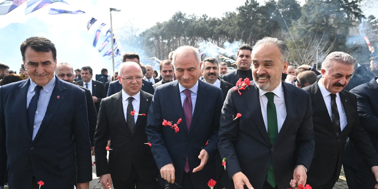 Bursa Büyükşehir Belediye Başkan Adayı Alinur Aktaş'tan Hologram Teknolojili 'Büyük Lansman'