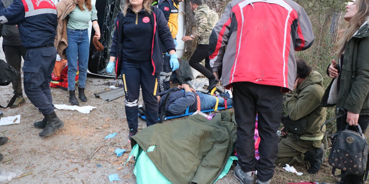 Bolu'da Tatilcilerin Taşındığı Minibüs Devrildi: 14 Yaralı