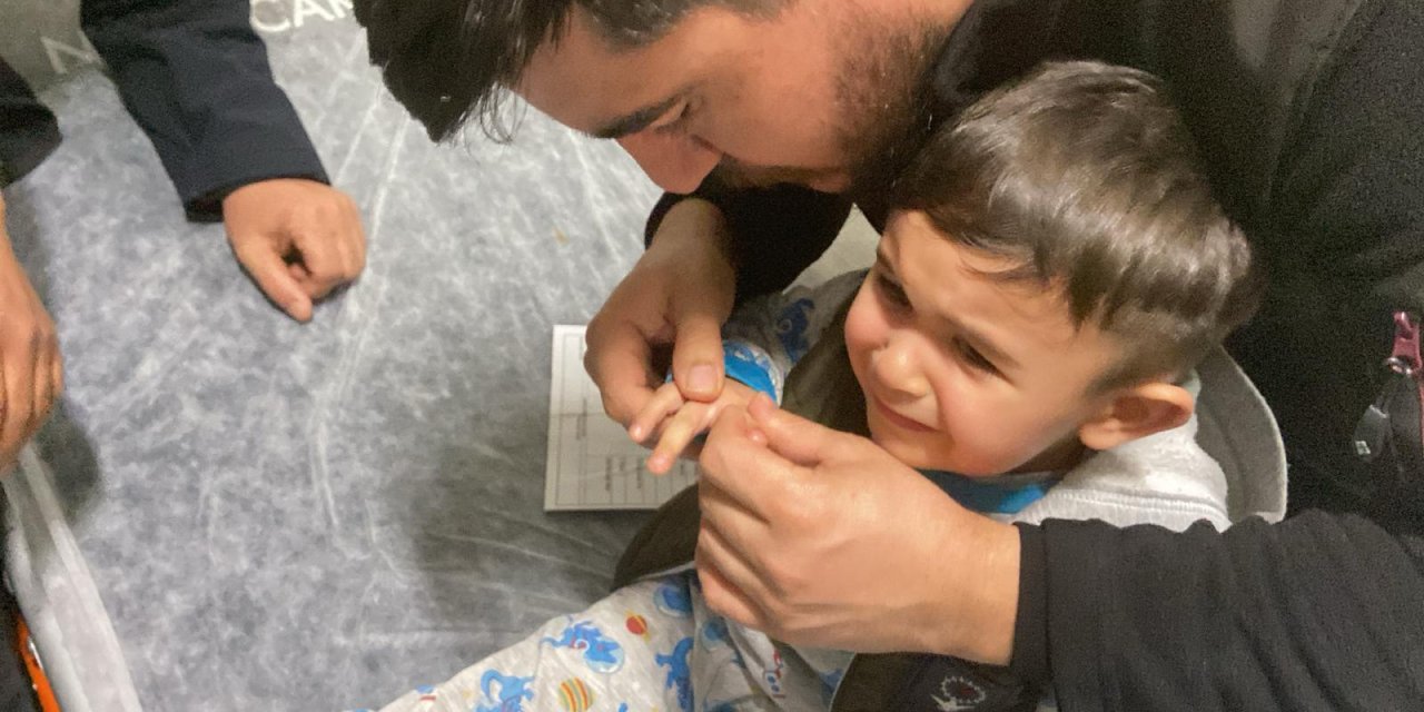 Parmağı Meşrubat Açacağına Sıkışan Çocuğu İtfaiye Kurtardı