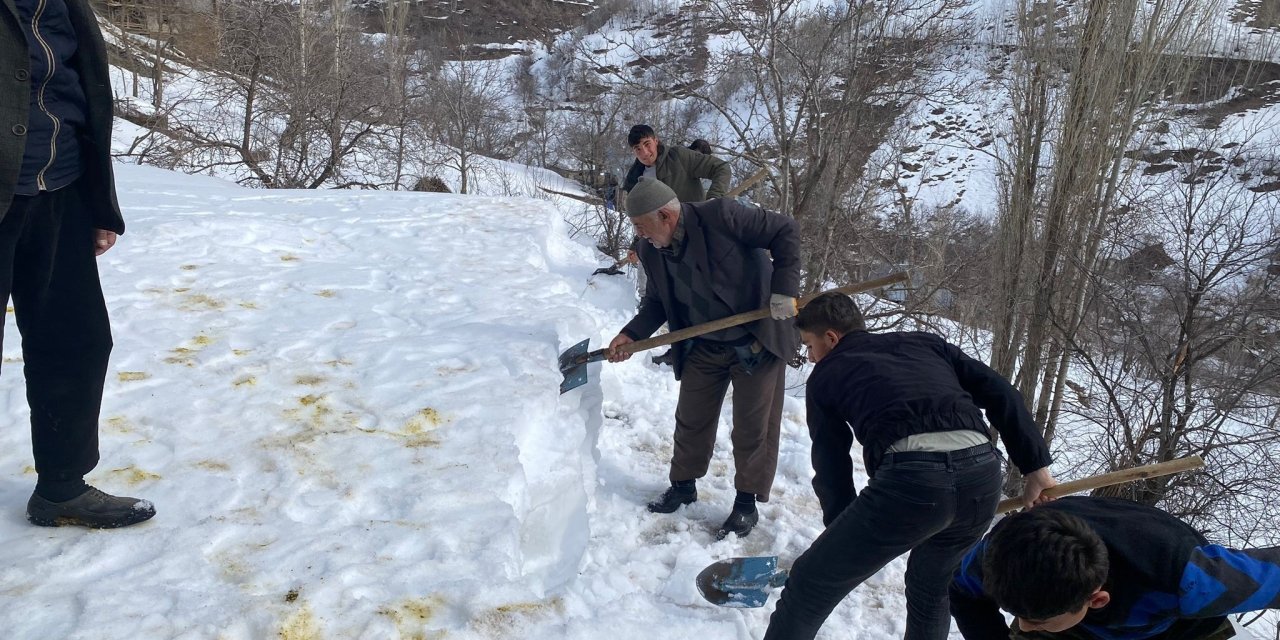 Damlardaki Karı İmece Usulü Temizliyorlar