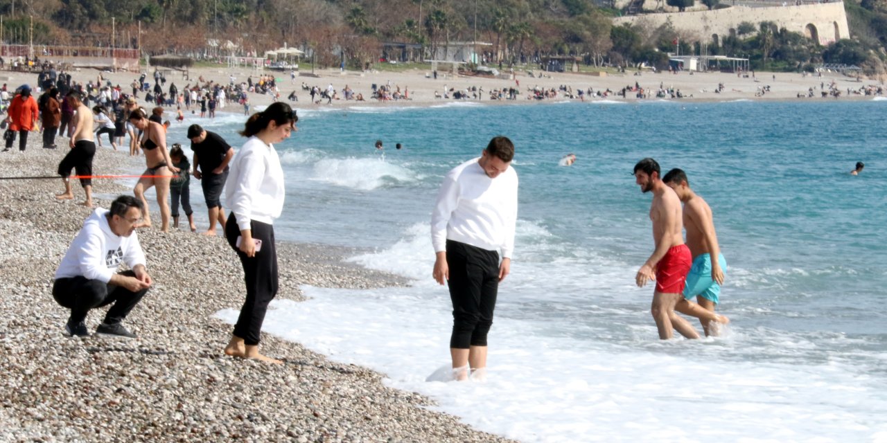 Antalya'da Sıcak Hava; Denize Girdiler